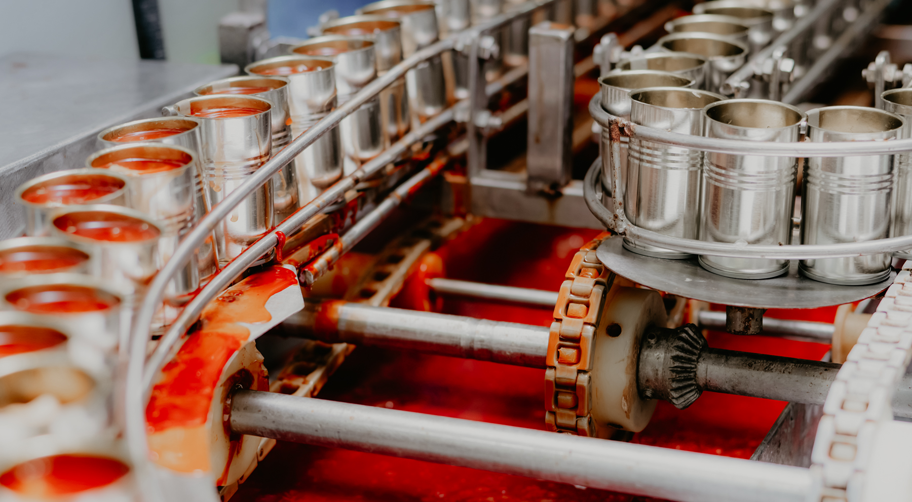 Vibranivo® VN 7 como indicador de demanda, garantiza el llenado continuo de salsa de tomate en la producción de alimentos