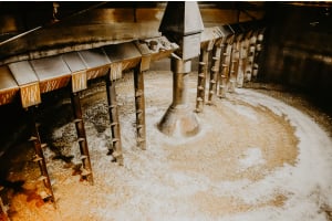 Precise level measurement in beer production - with radar sensor and capacitive point level indicator