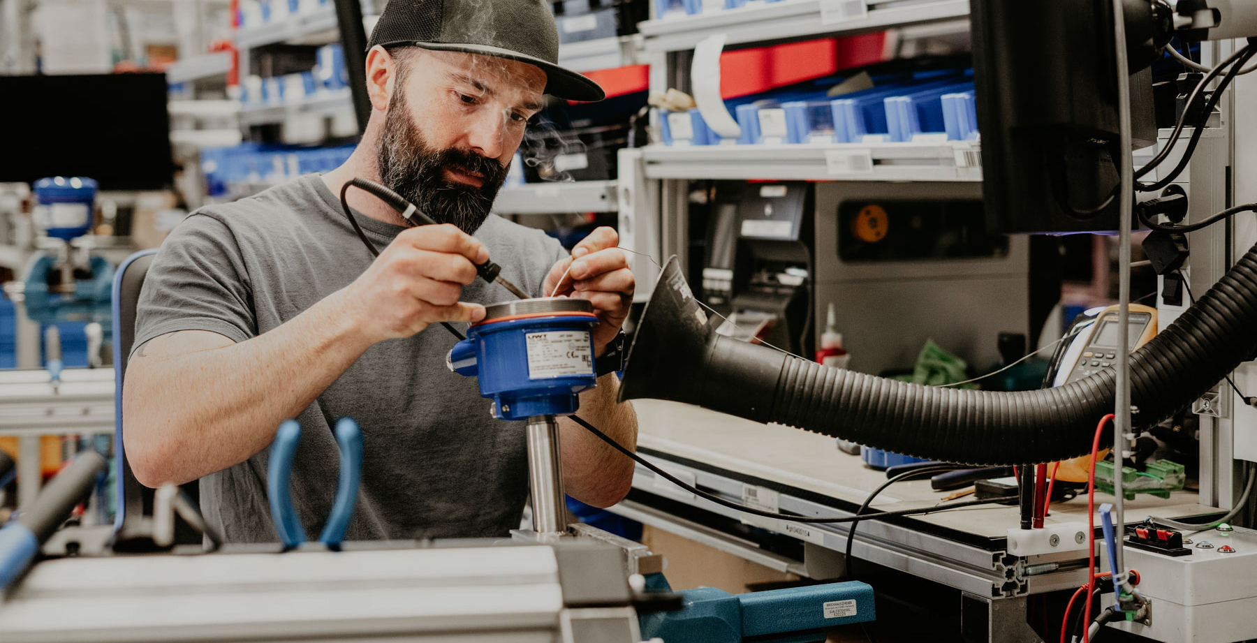 Montage eines F&uuml;llstandsensors in der Produktion bei UWT