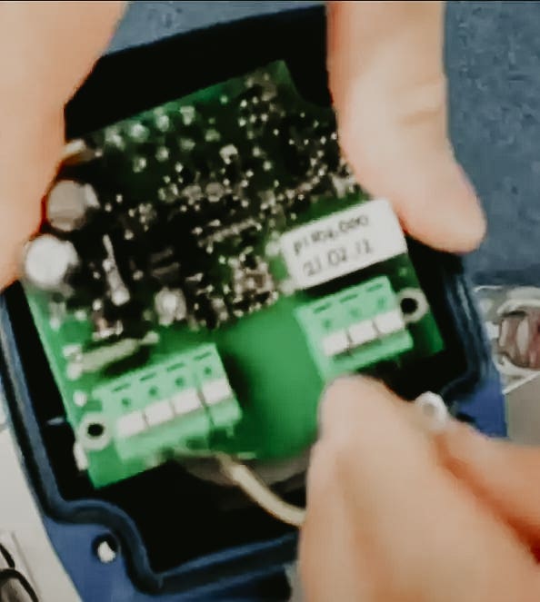 How to replace electronics for capacitance level sensors