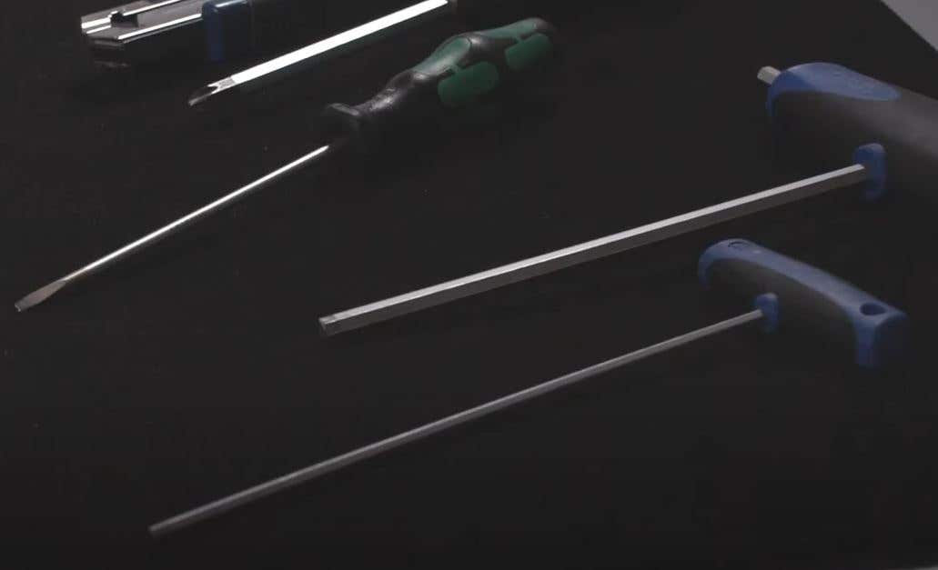 How to change the motor of NivoBob® plumb bobs