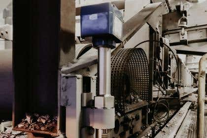 Capacitance point level detection of silicon metal rock