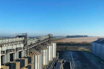 Level control refreshers for grain storage
