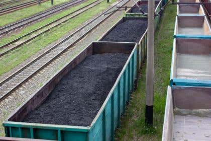 Non-contact radar level measurement for fast running train tippler hopper