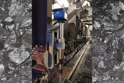 Capacitance point level detection of silicon metal rock
